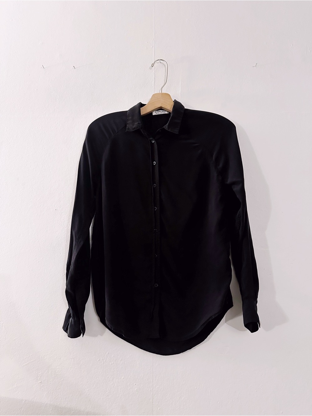 Everlane Women's Everyday Shirt in Silky Cotton Black Long Sleeve Top - Picture 2 of 6